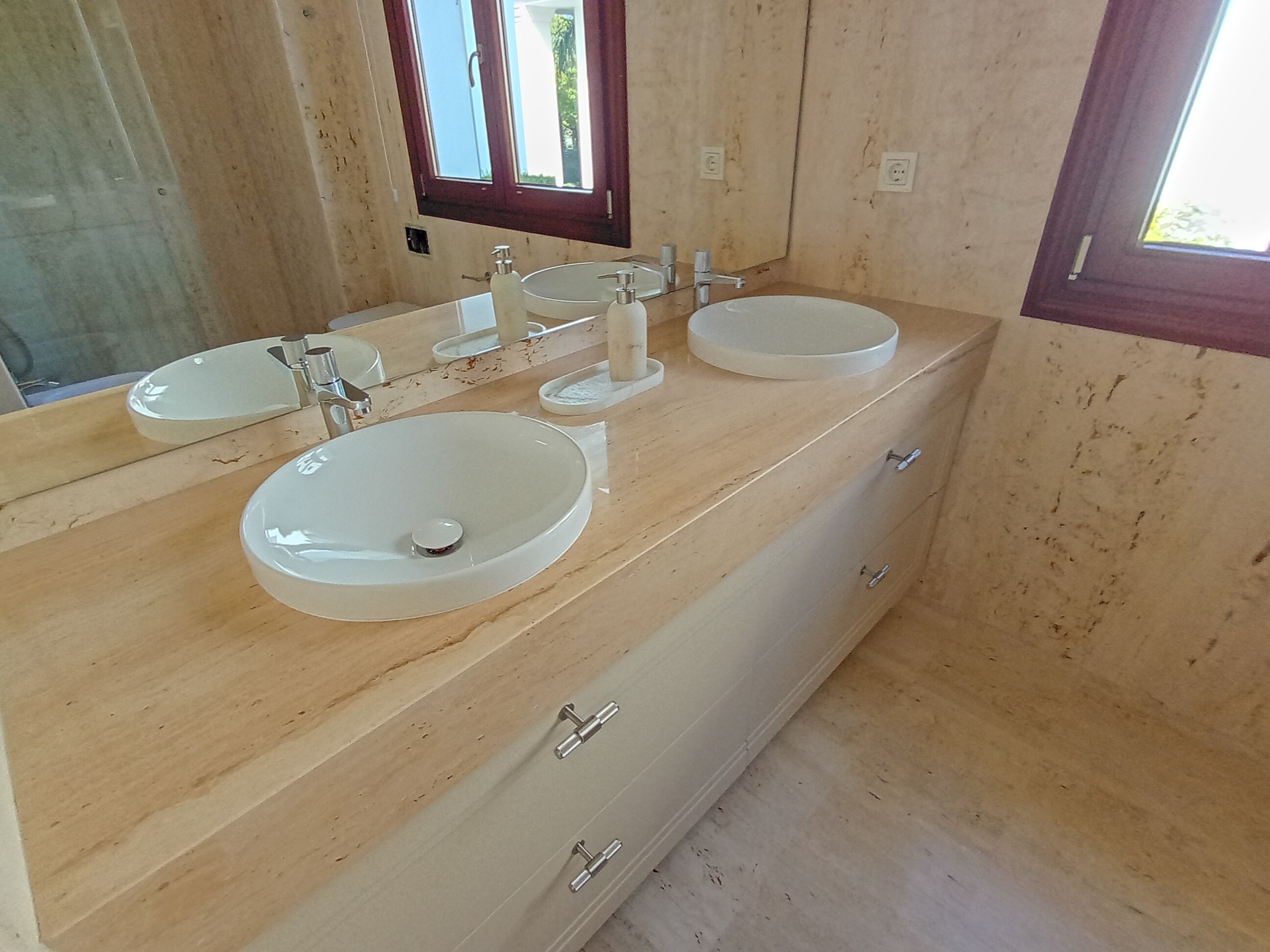 Luksusowa łazienka z trzema umywalkami i marmurowym blatem