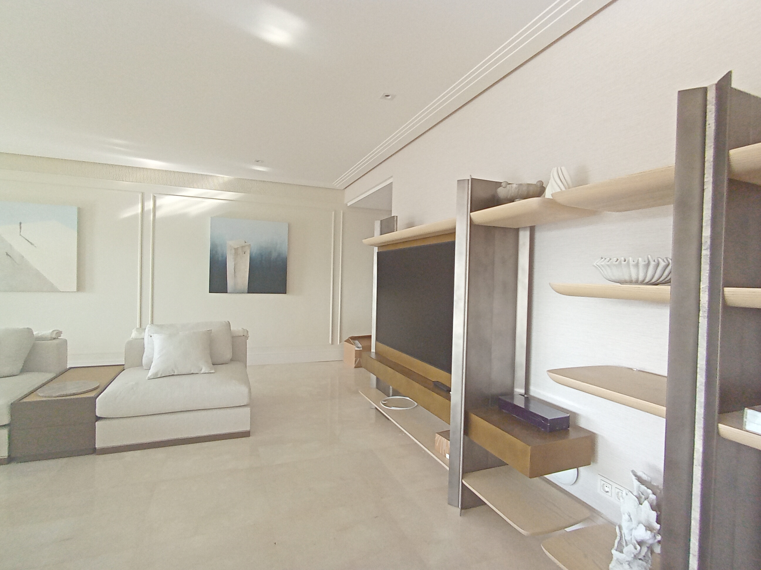 Elegancki salon ze stylowymi meblami i półkami