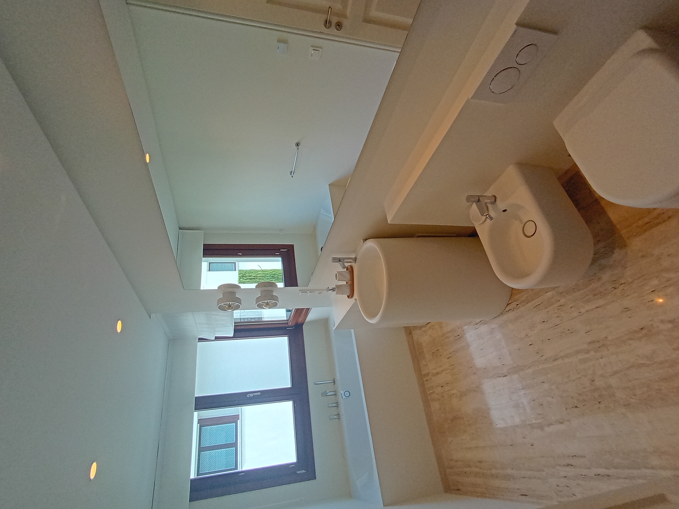 Nowoczesna łazienka z trawertynem i białymi elementami