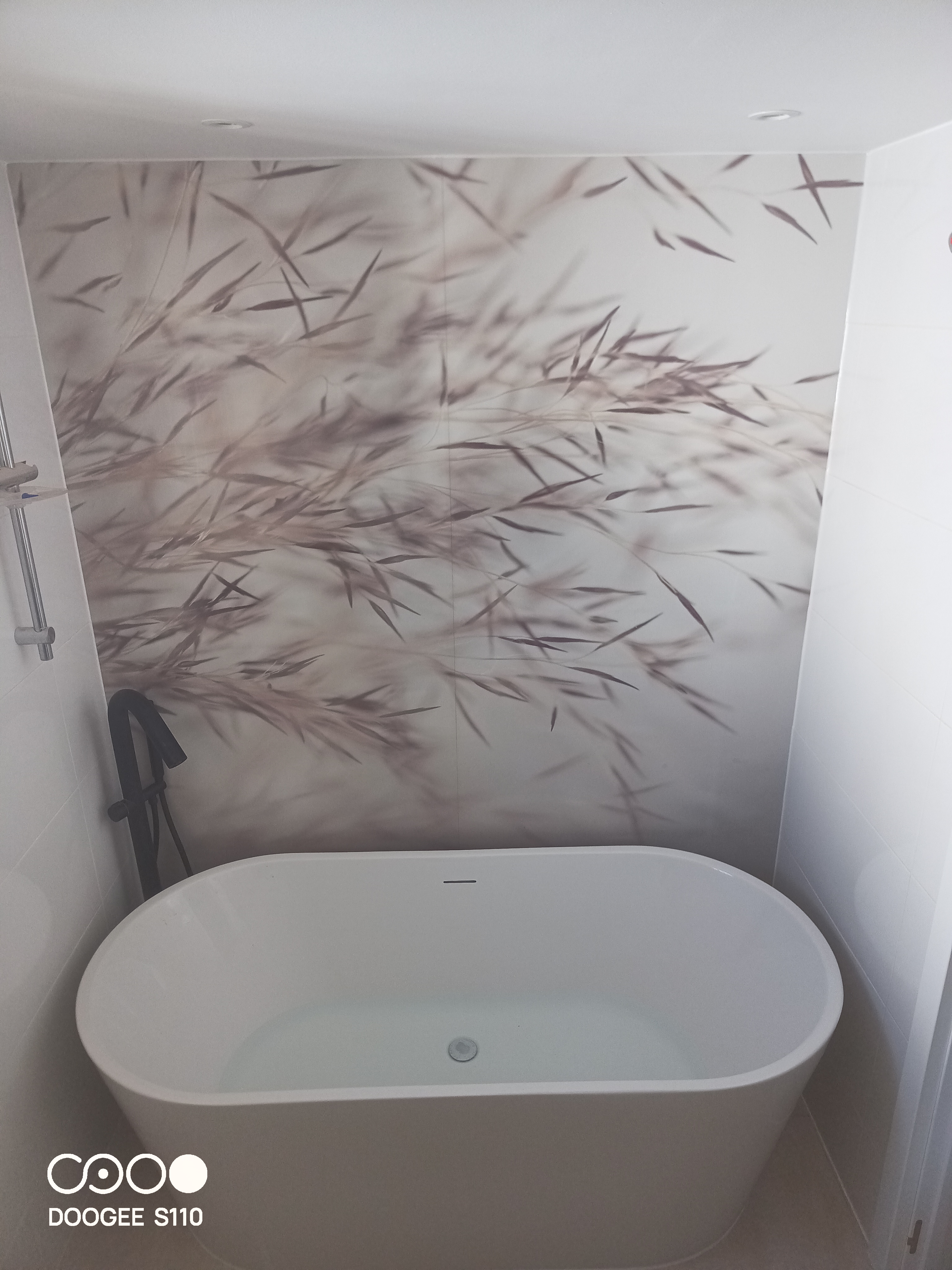 Luksusowa łazienka z wanną wolnostojącą i artystycznym winylem