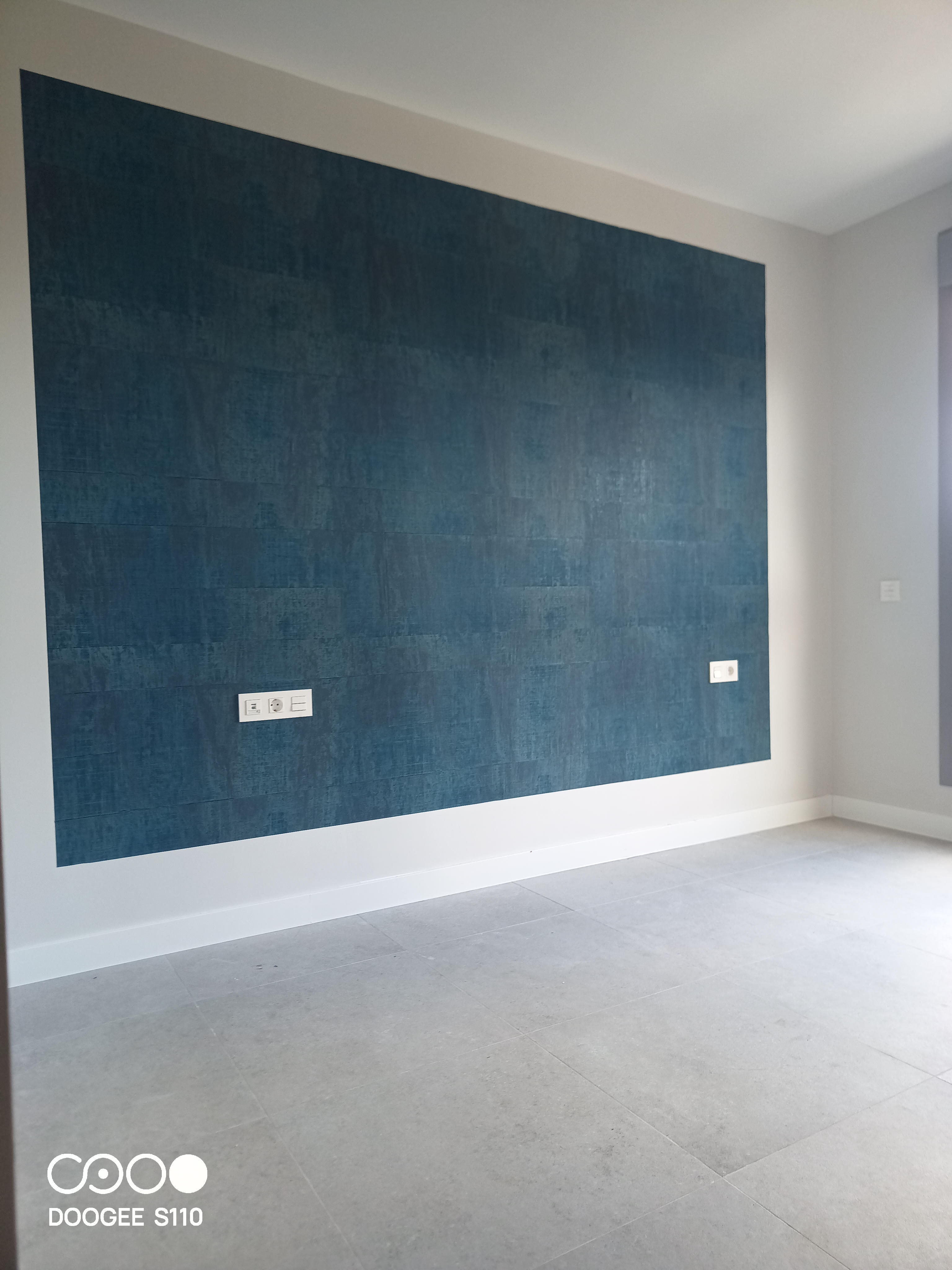 Nowoczesna tapeta w jasnym salonie z dużymi oknami