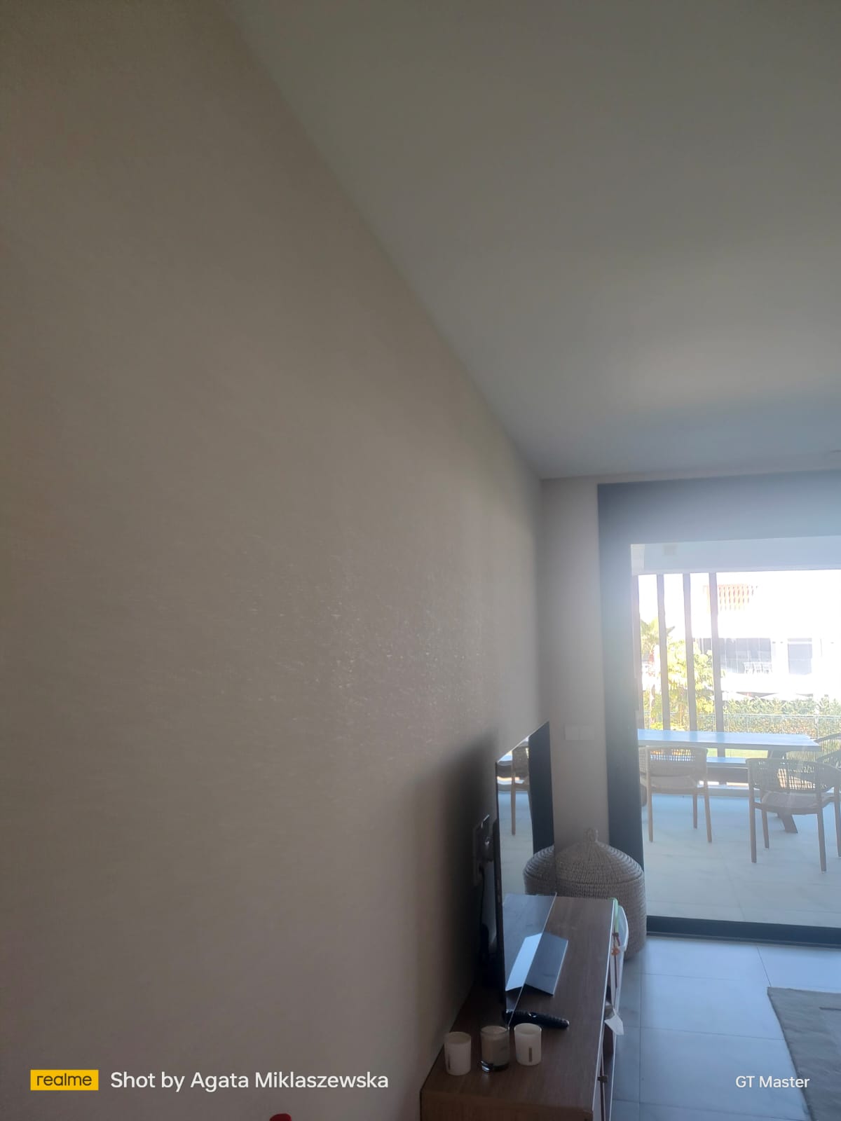 Elegancka sypialnia z designerską tapetą dekoracyjną